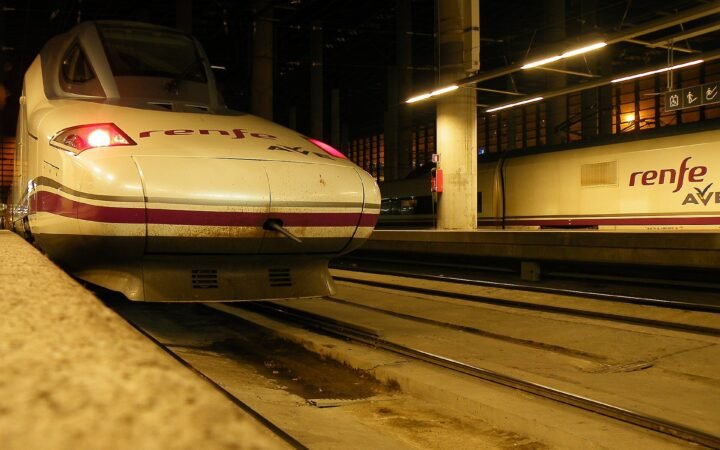 Trem AVE parado na estação Madrid Atocha, em fotografia de arquivo de 2011.