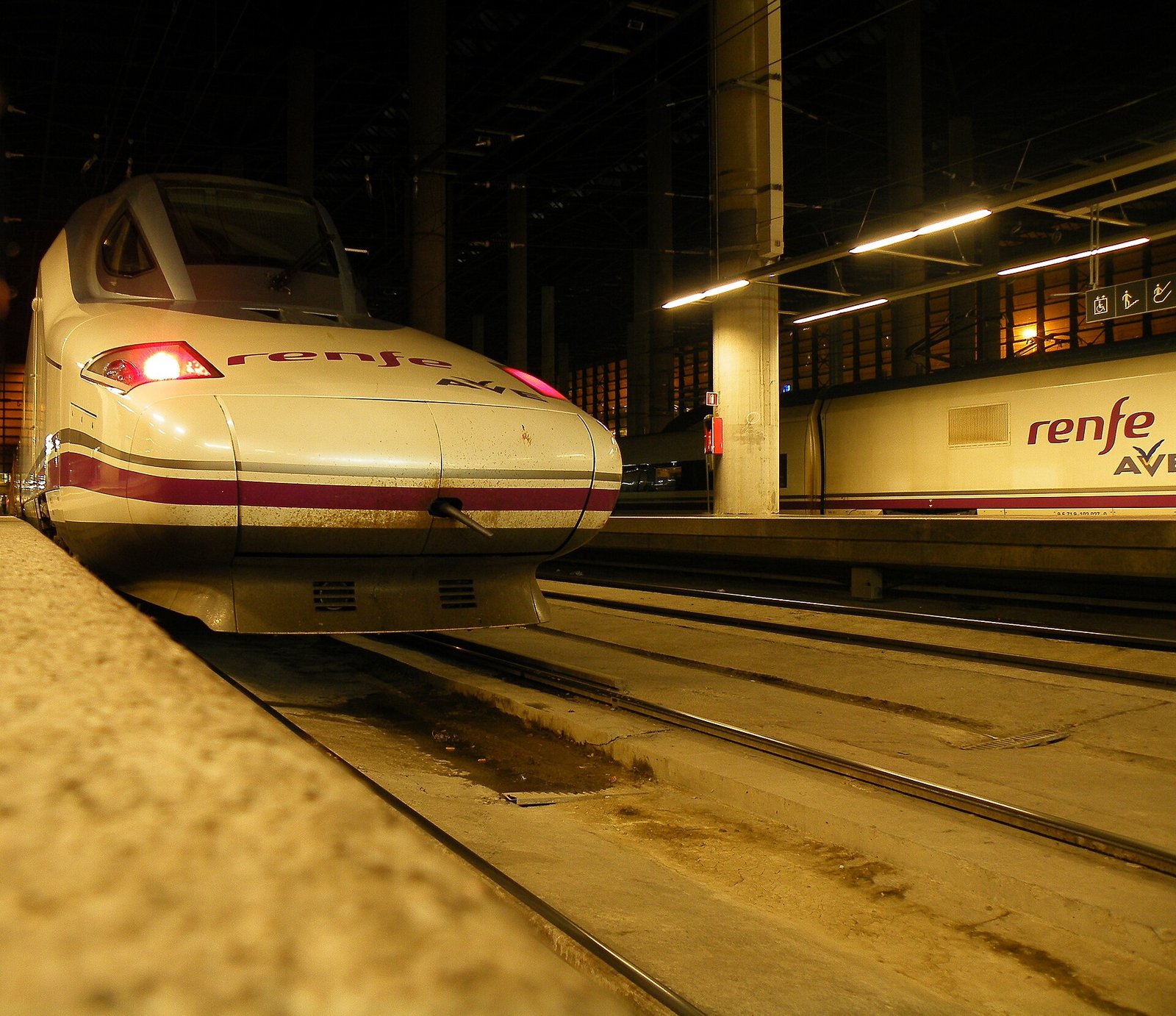 Trem AVE parado na estação Madrid Atocha, em fotografia de arquivo de 2011.