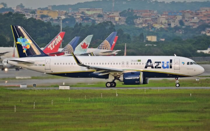 Airbus A320neo da Azul, matrícula PR-YRE, no aeroporto de Guarulhos em fotografia de arquivo de 2017.