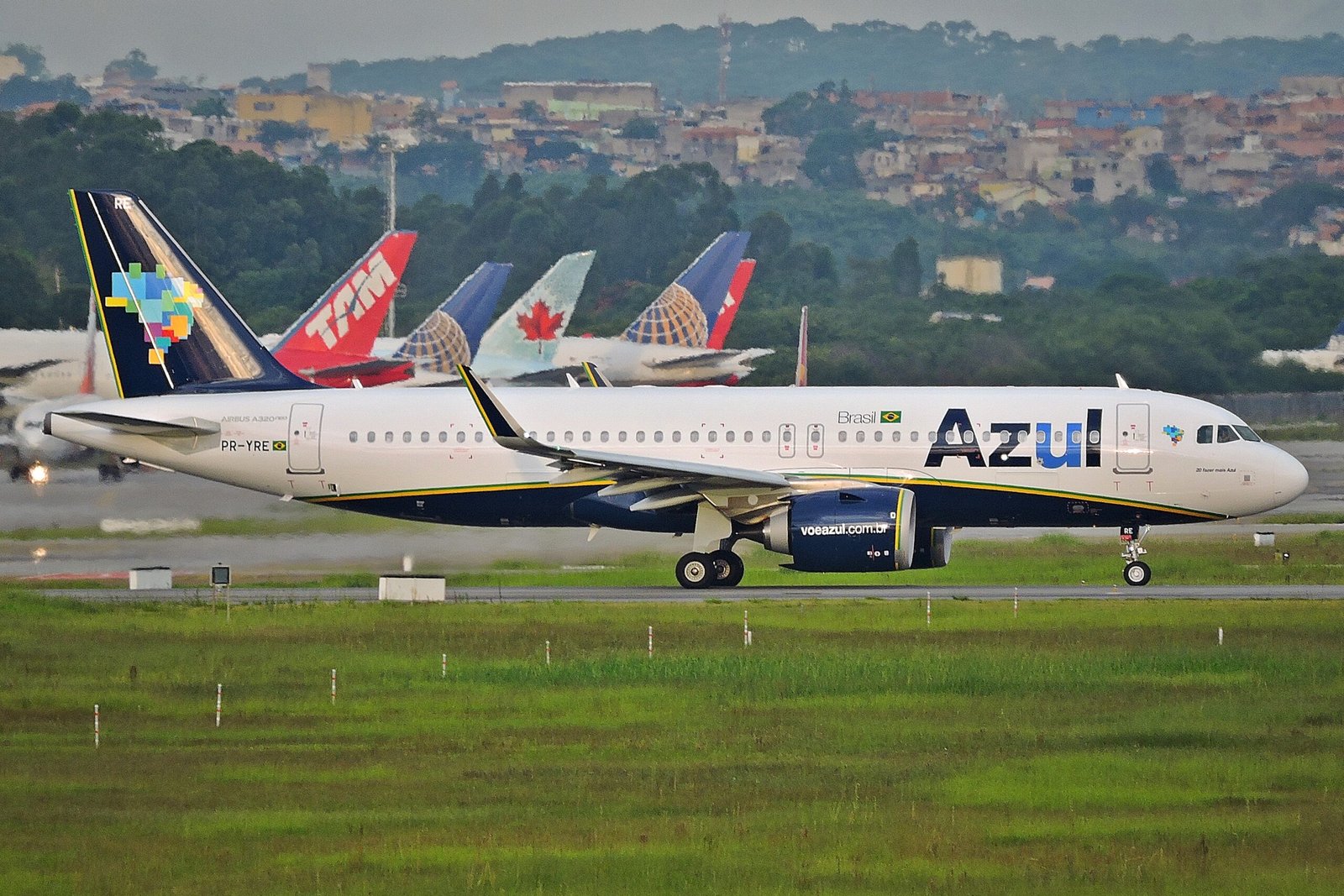 Airbus A320neo da Azul, matrícula PR-YRE, no aeroporto de Guarulhos em fotografia de arquivo de 2017.