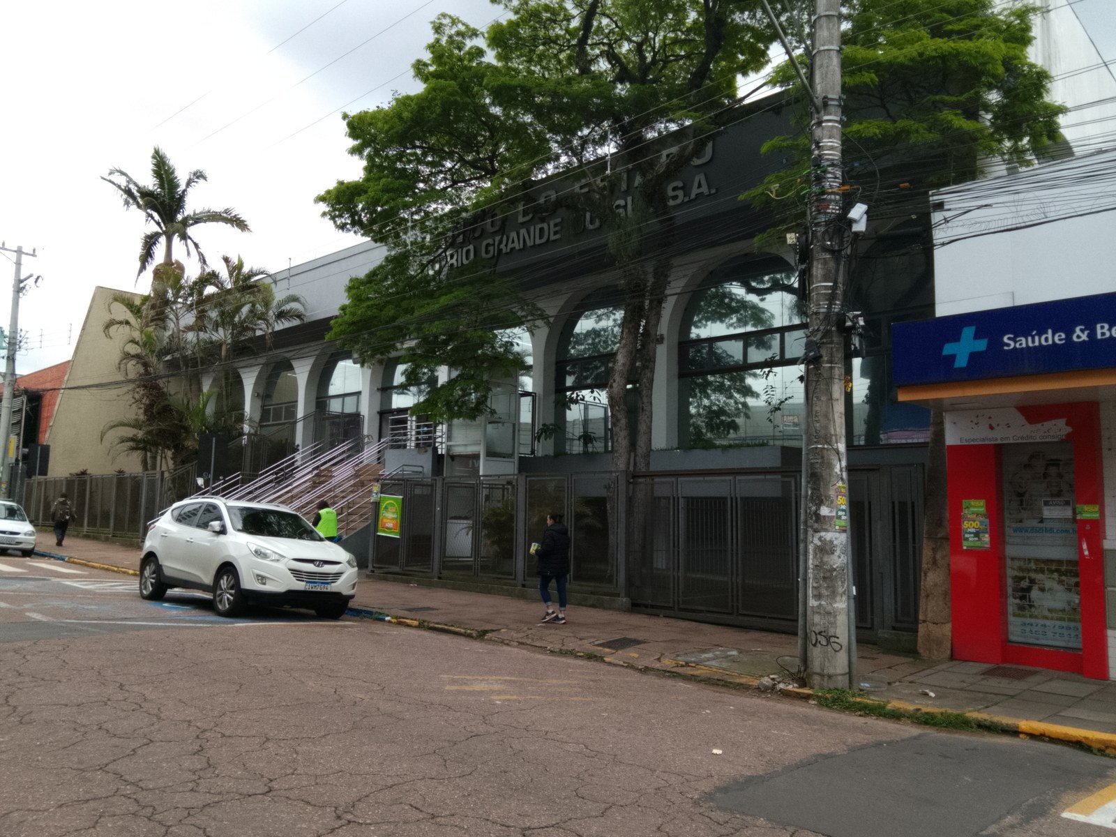 Fachada de agência do Banrisul em Sapucaia do Sul.