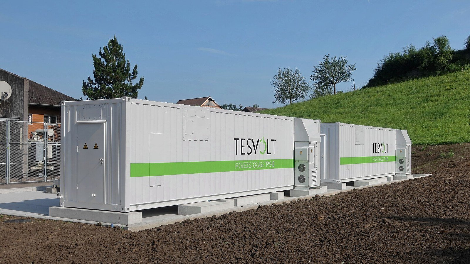 Contêineres de sistema Tesvolt para armazenamento de energia em baterias, em Rheineck, na Suíça, em 2024.