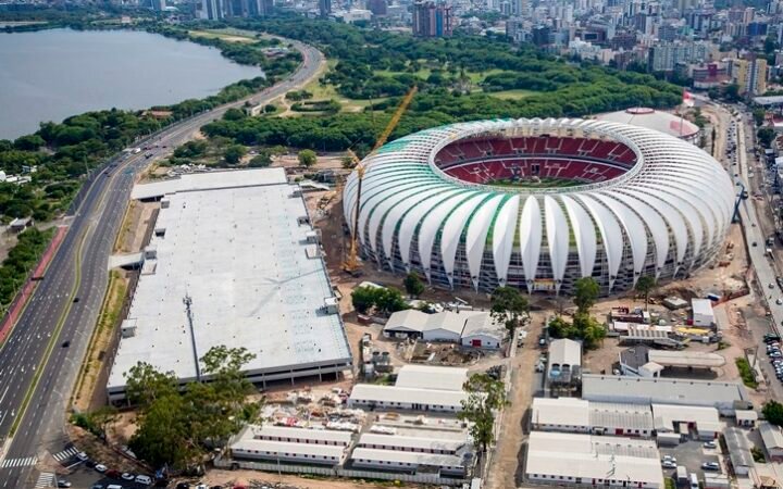 Vista aérea do estádio Beira-Rio, em Porto Alegre, junto ao Guaíba, em janeiro de 2014.