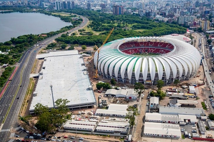 Vista aérea do estádio Beira-Rio, em Porto Alegre, junto ao Guaíba, em janeiro de 2014.