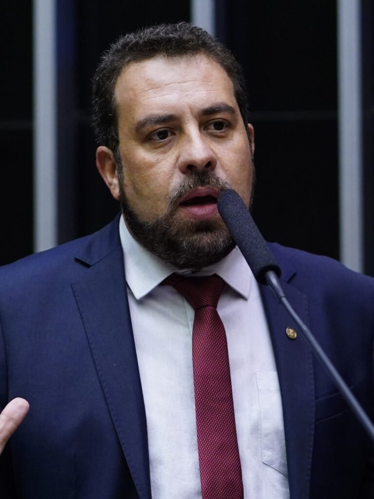 Guilherme Boulos fala ao microfone na Câmara dos Deputados, em fotografia de arquivo de 2023.
