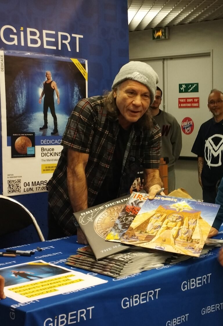 Bruce Dickinson em sessão de autógrafos em uma livraria de Paris, em 2024.