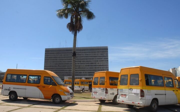 Palácio do Buriti, sede do governo do Distrito Federal, com vans em primeiro plano em foto de arquivo de 2008.