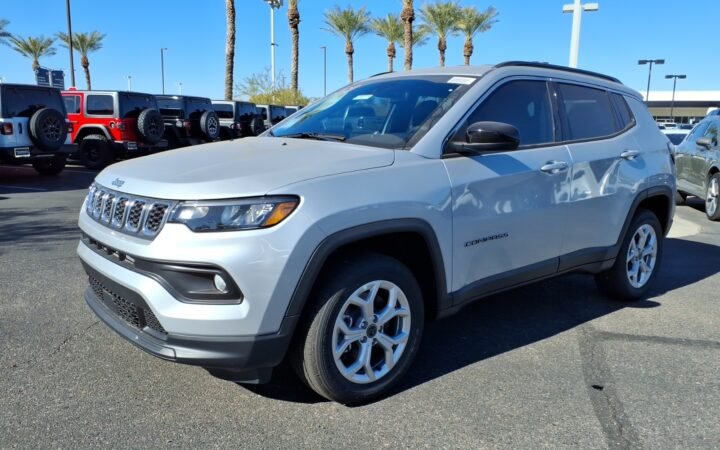Jeep Compass Latitude branco fotografado nos Estados Unidos