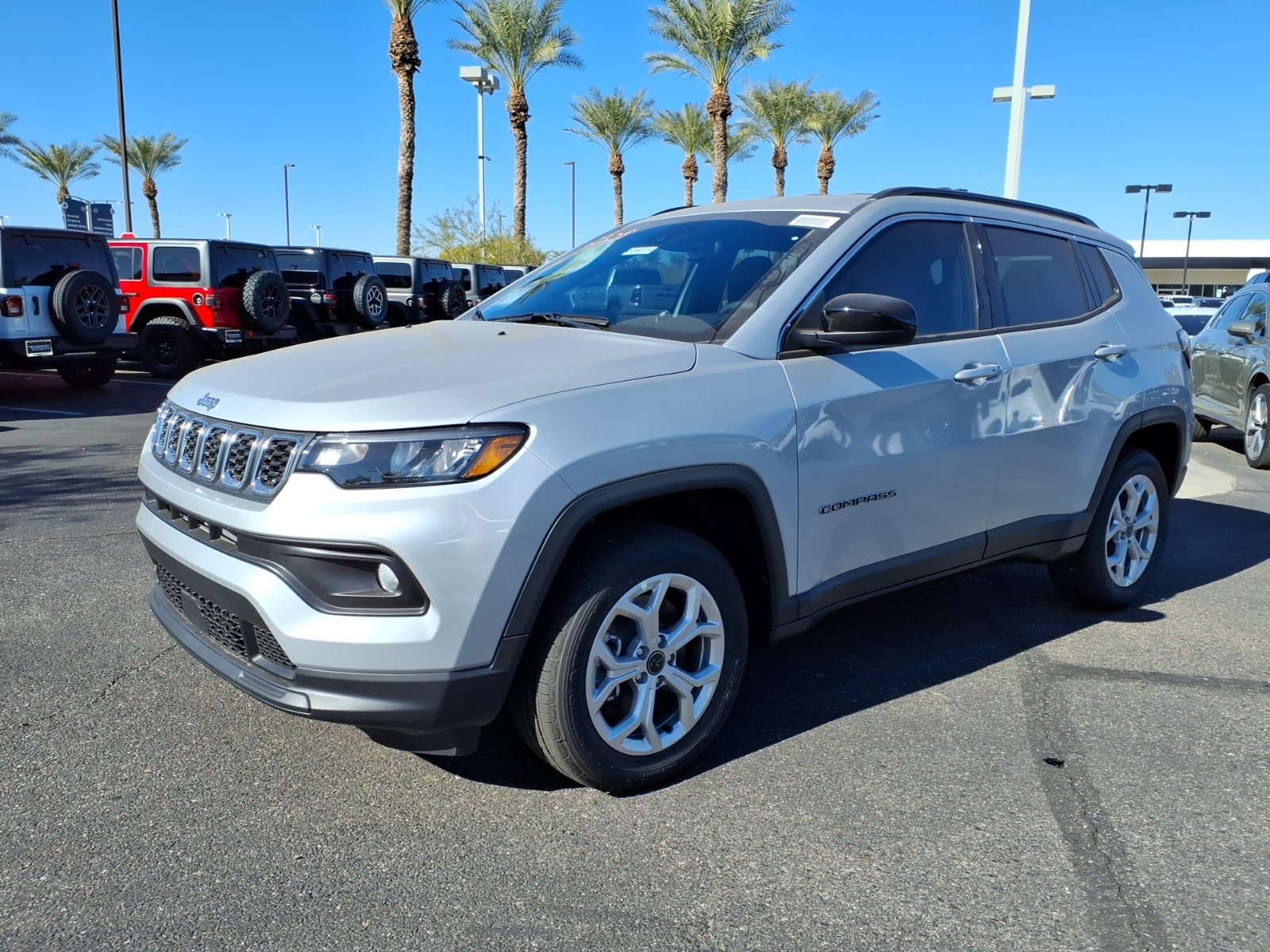 Jeep Compass Latitude branco fotografado nos Estados Unidos
