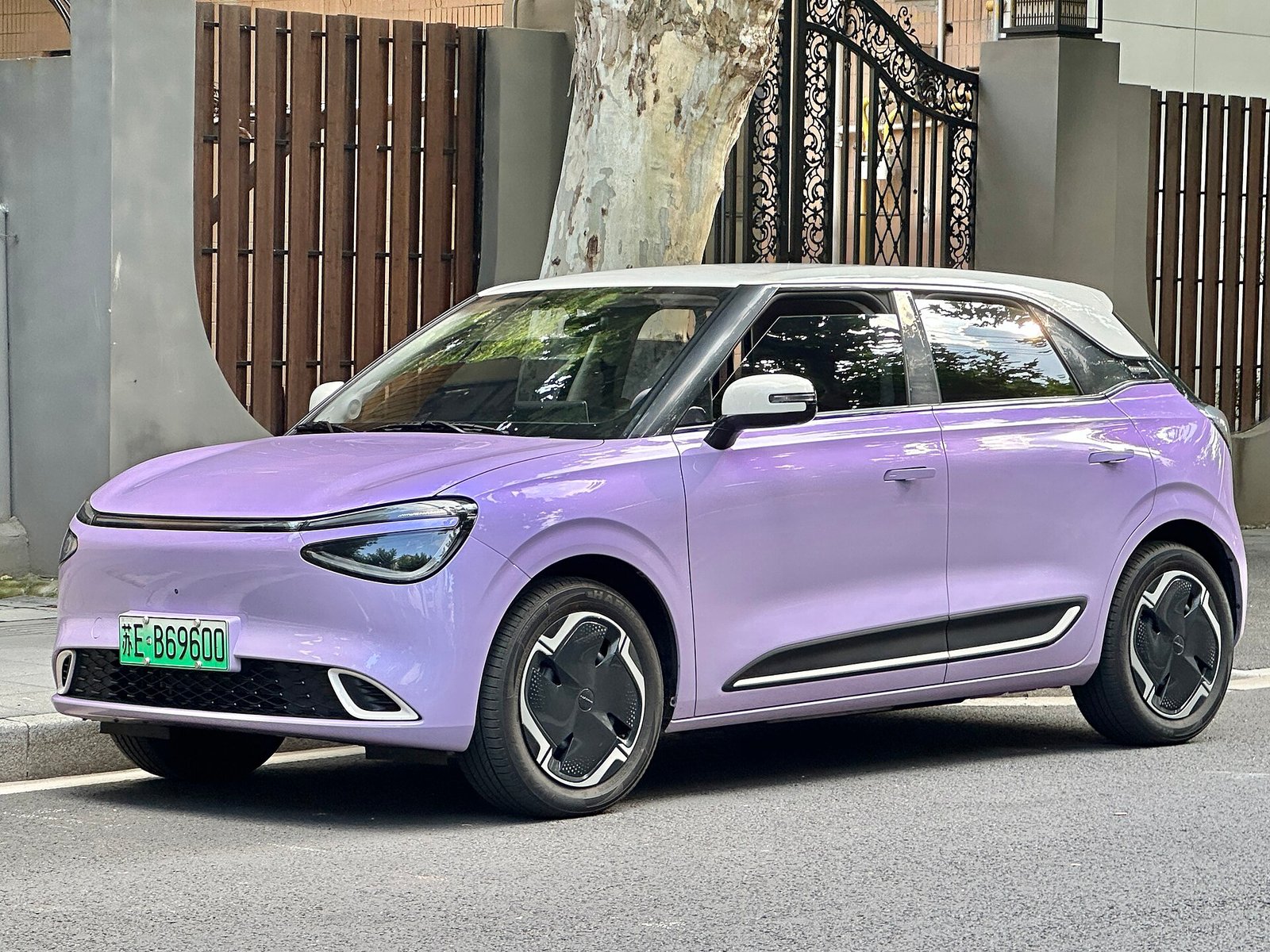 Dongfeng Nammi 01 roxo estacionado junto a uma rua