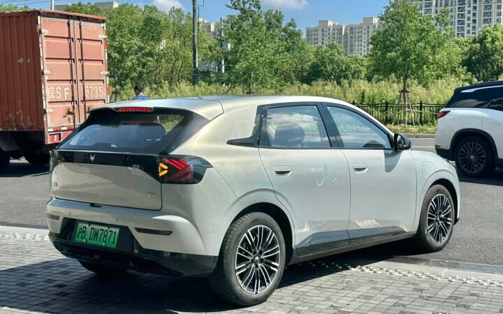 Arcfox T1 branco visto pela traseira em uma rua