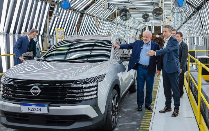 Visita ao complexo industrial da Nissan em Resende com um veículo na linha