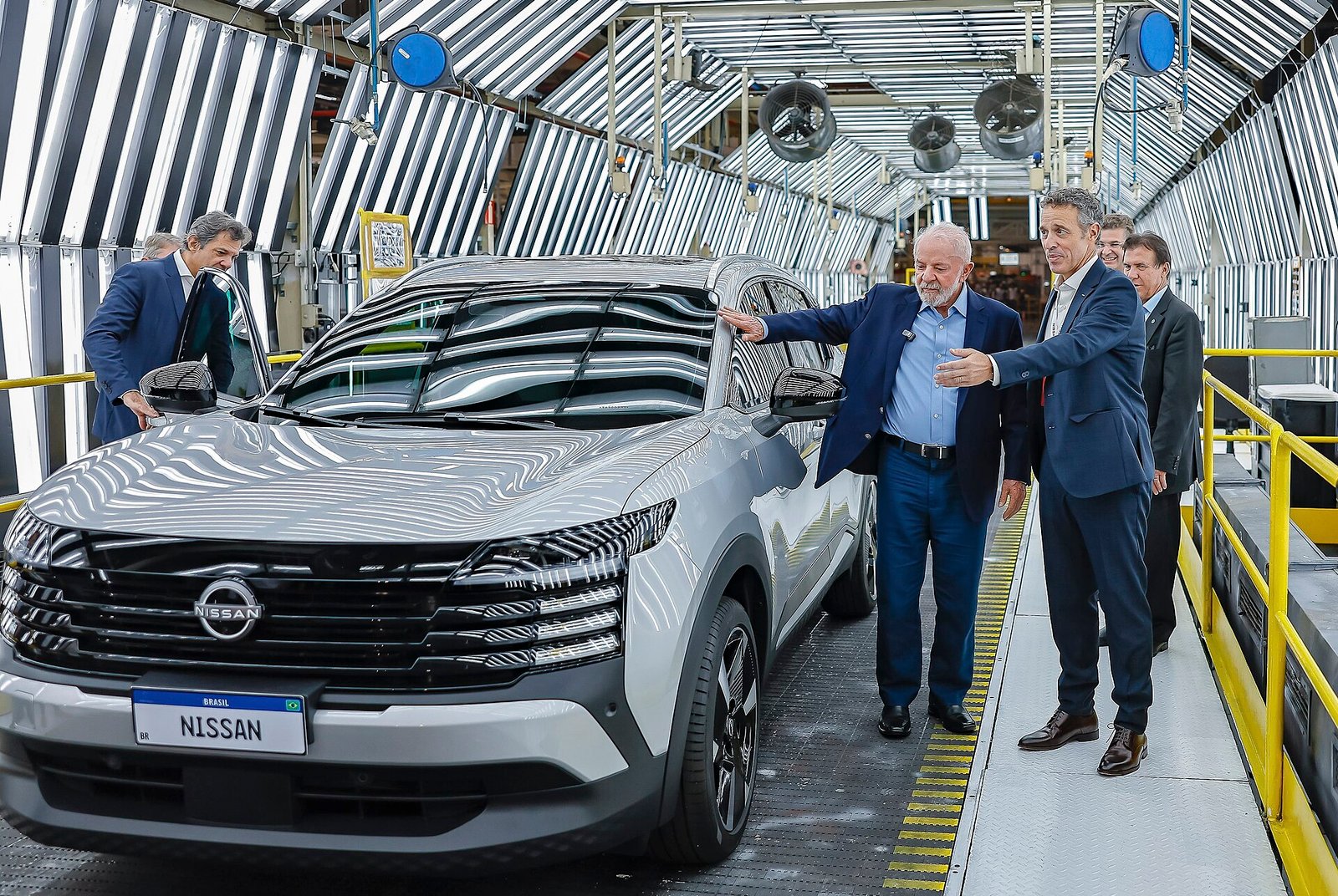 Visita ao complexo industrial da Nissan em Resende com um veículo na linha
