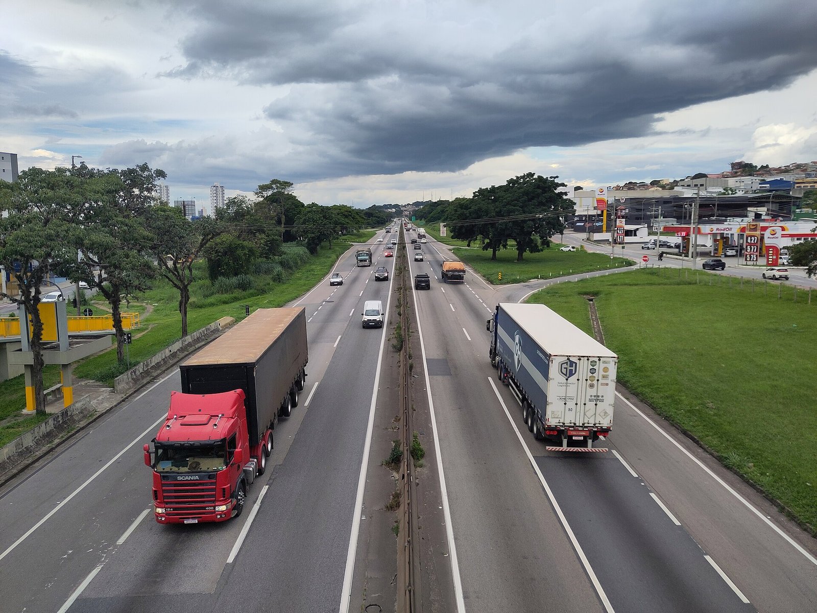 Pistas da Rodovia Presidente Dutra em Taubaté