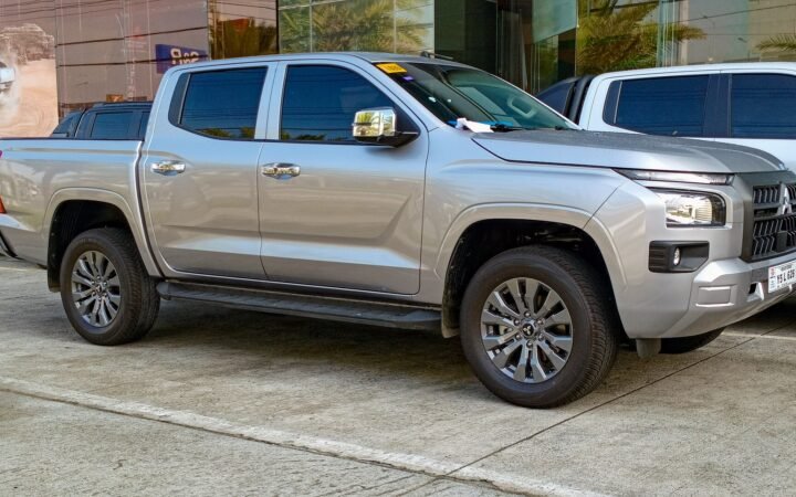 Mitsubishi Triton cinza em uma concessionária nas Filipinas