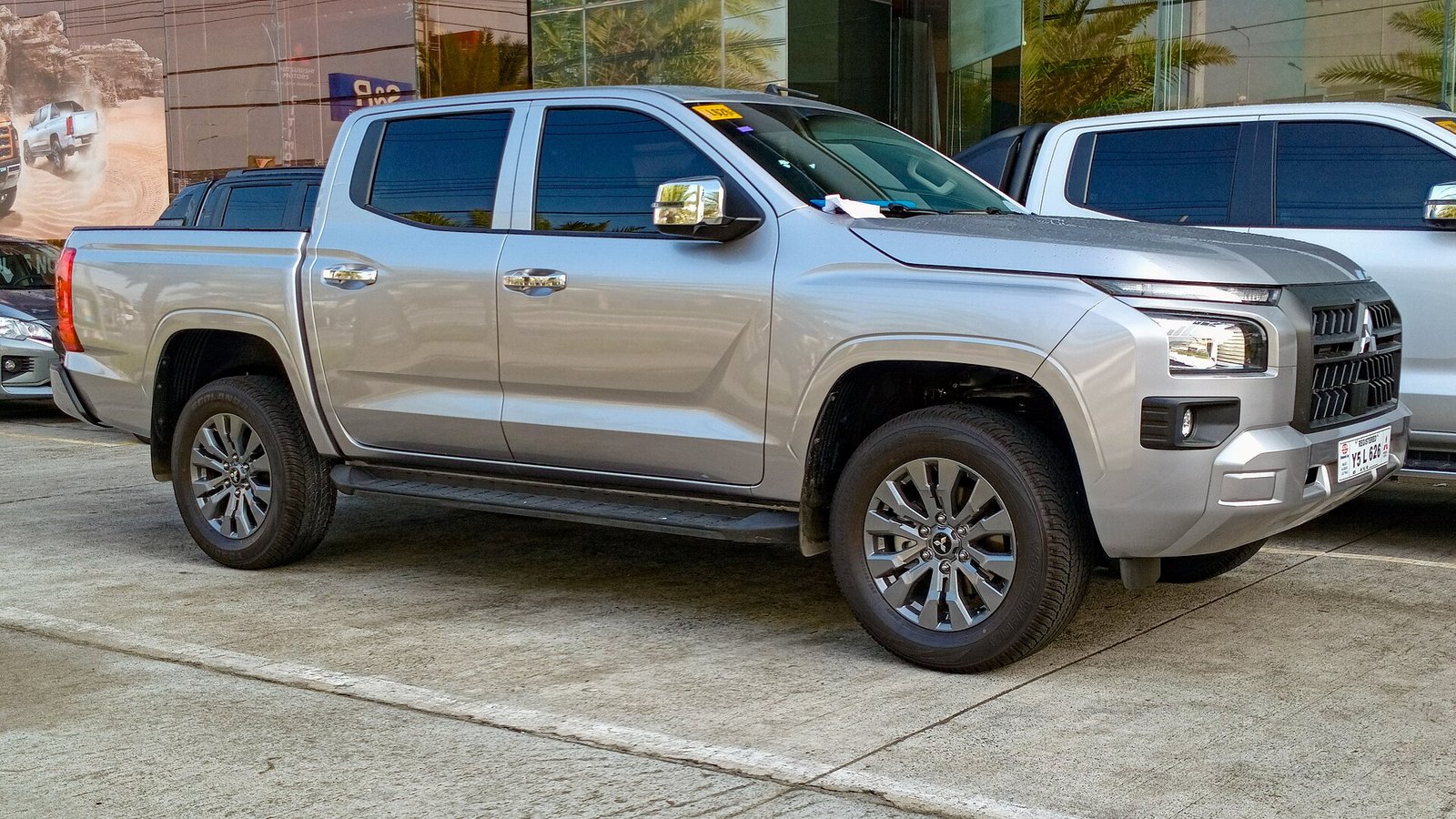 Mitsubishi Triton cinza em uma concessionária nas Filipinas