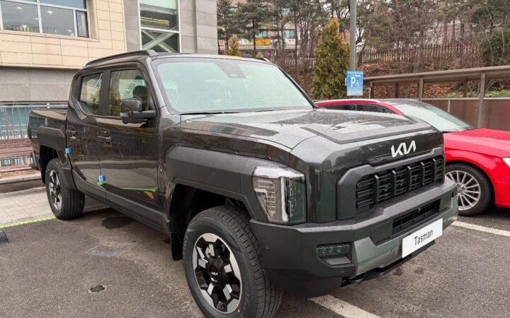 Kia Tasman cinza vista de frente e de lado