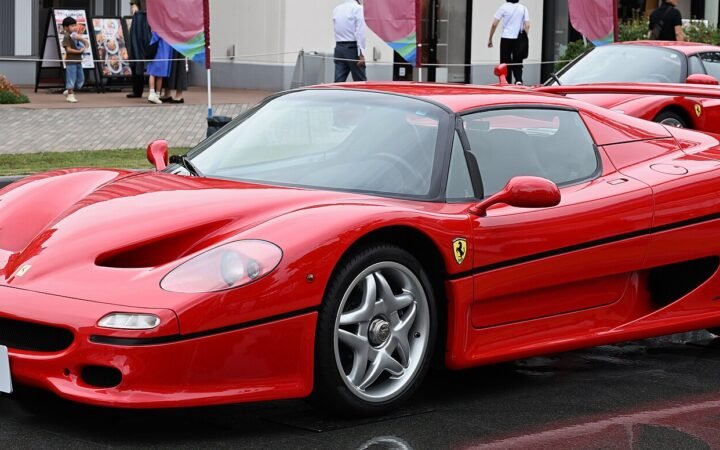 Ferrari F50 vermelho em exposição ao ar livre
