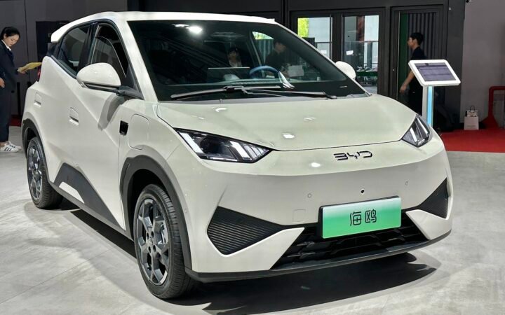 BYD Seagull branco exposto em salão automotivo