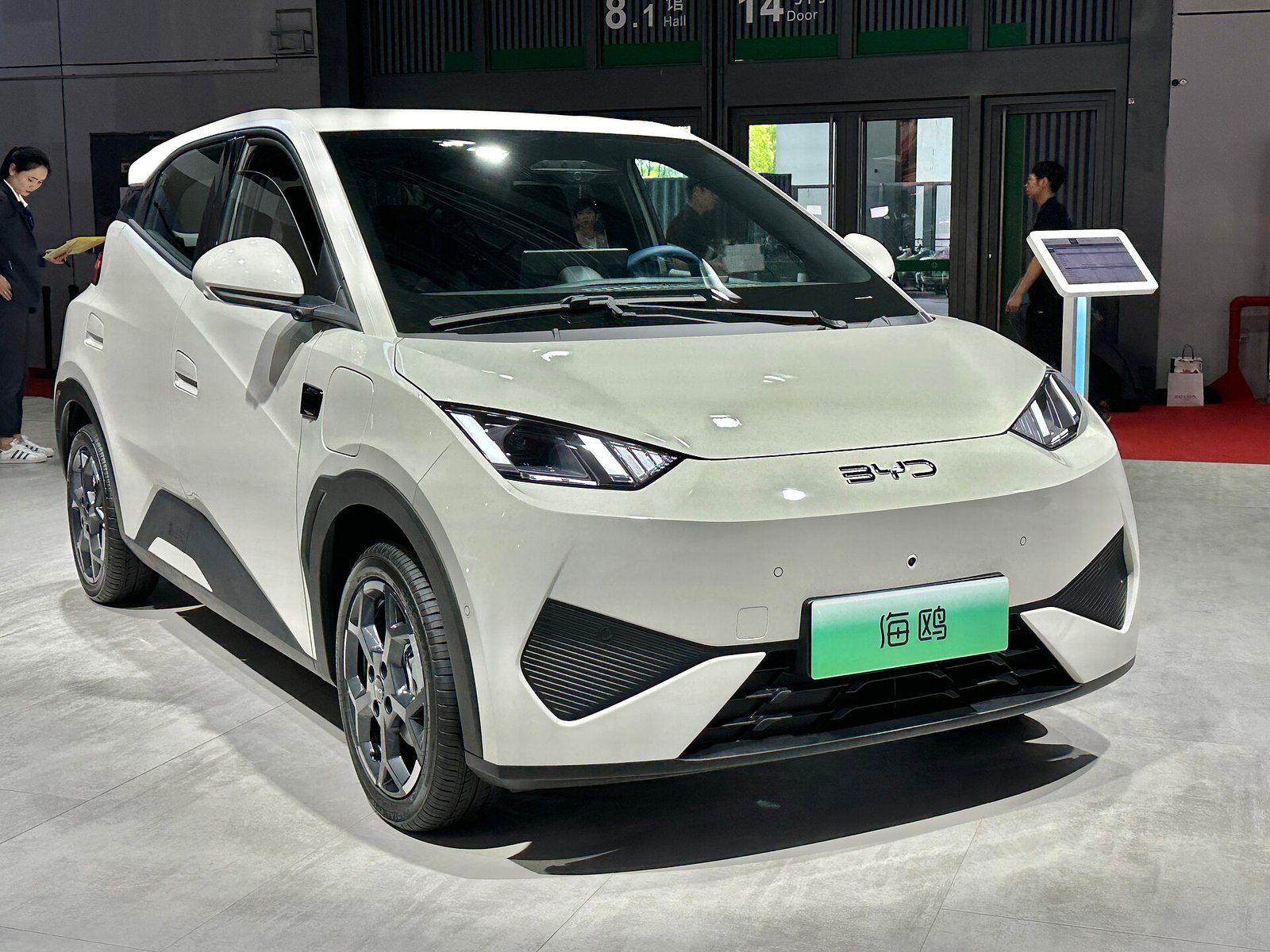BYD Seagull branco exposto em salão automotivo