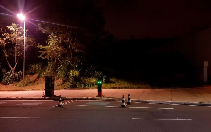 Pontos de abastecimento e recarga em Belo Horizonte à noite