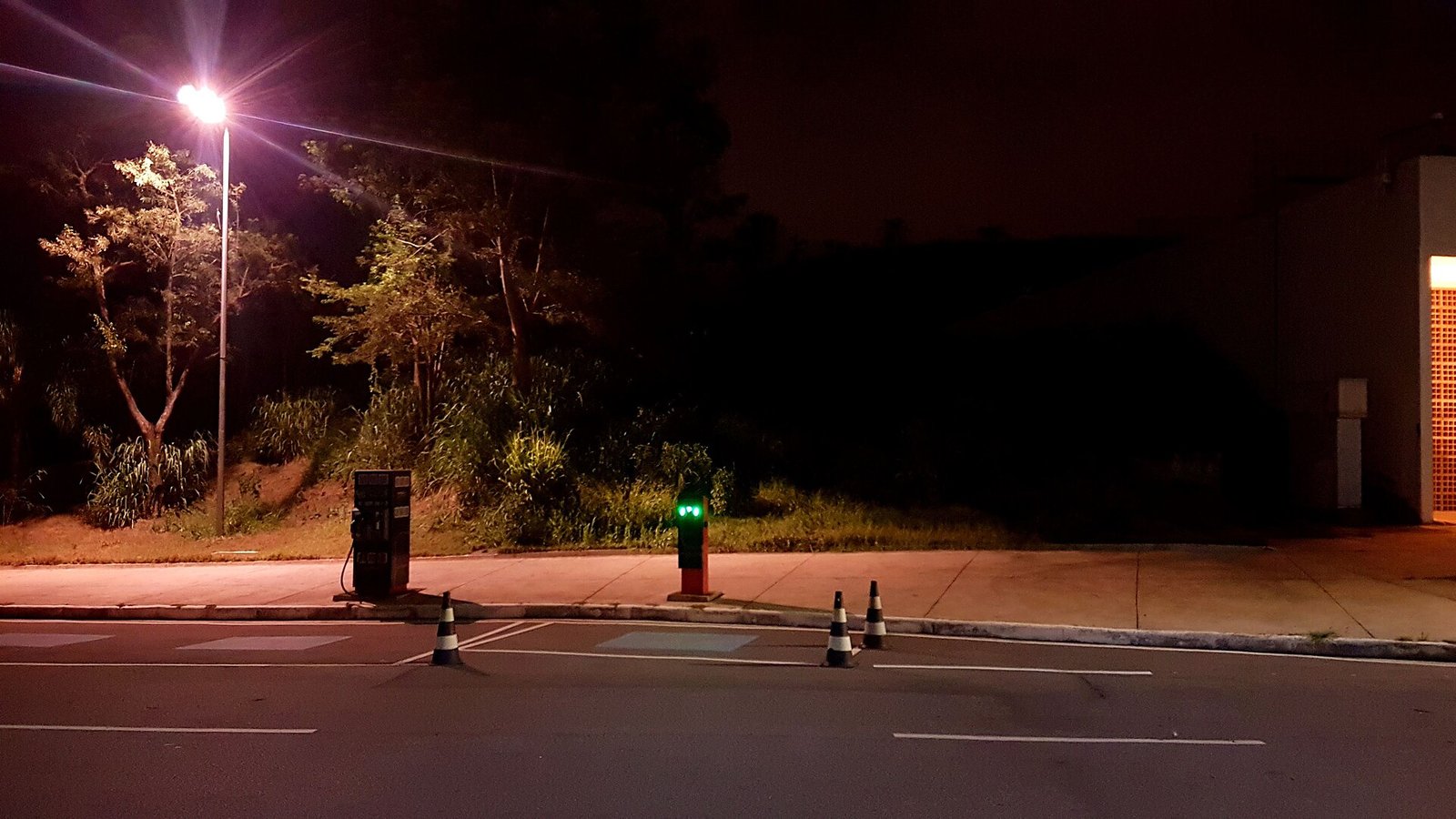 Pontos de abastecimento e recarga em Belo Horizonte à noite