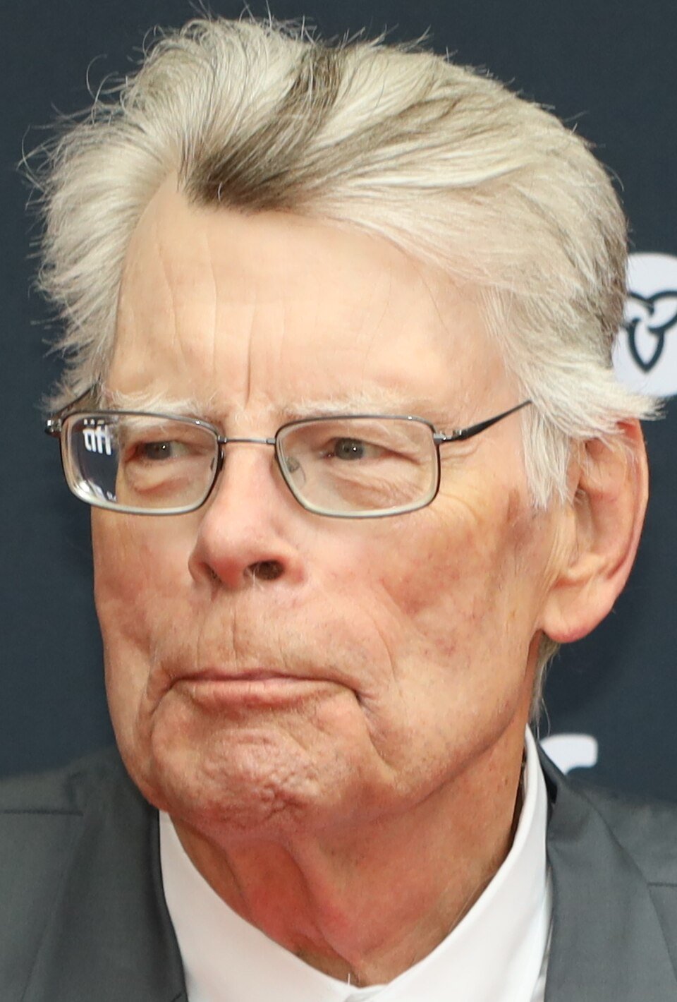 O escritor Stephen King, de óculos, em evento de cinema.