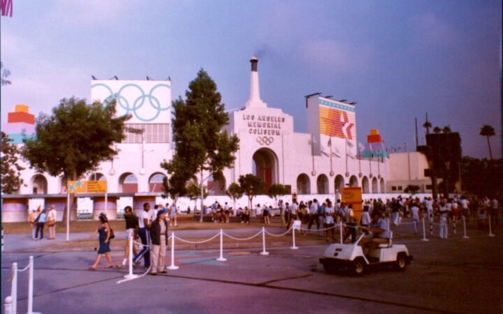 Coliseu de Los Angeles durante os Jogos de 1984, com visitantes diante da fachada.