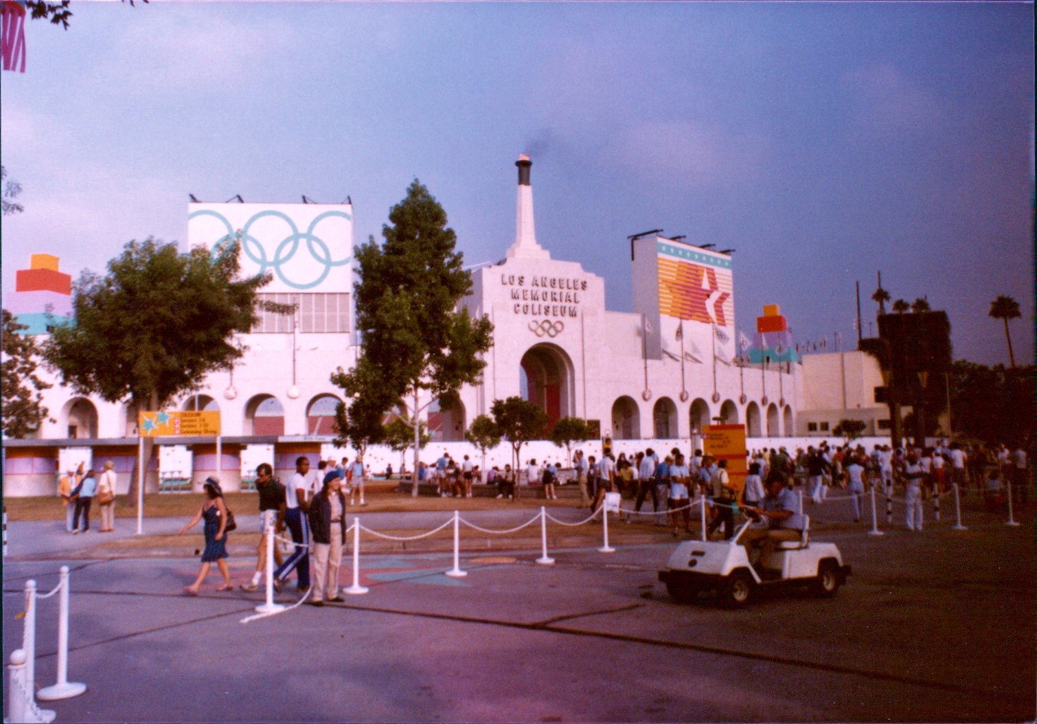 Coliseu de Los Angeles durante os Jogos de 1984, com visitantes diante da fachada.