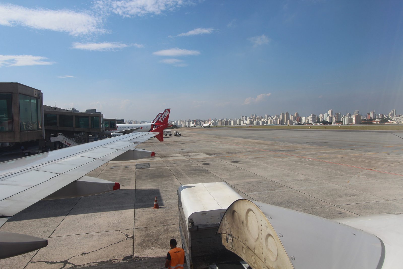 Pátio do Aeroporto de Congonhas em fotografia de arquivo de 2013, vista de uma aeronave.