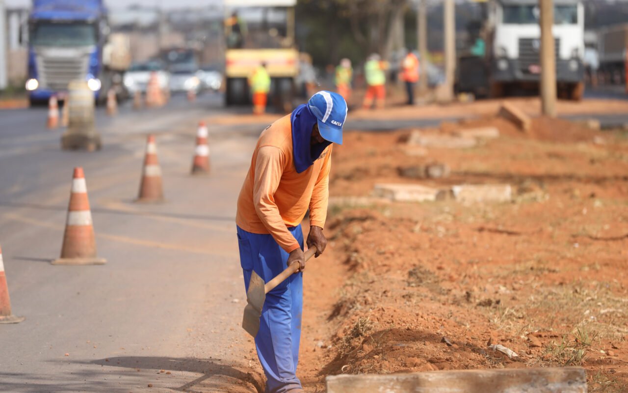 Trabalhador em obra viária no Distrito Federal, em fotografia de arquivo de 2023.
