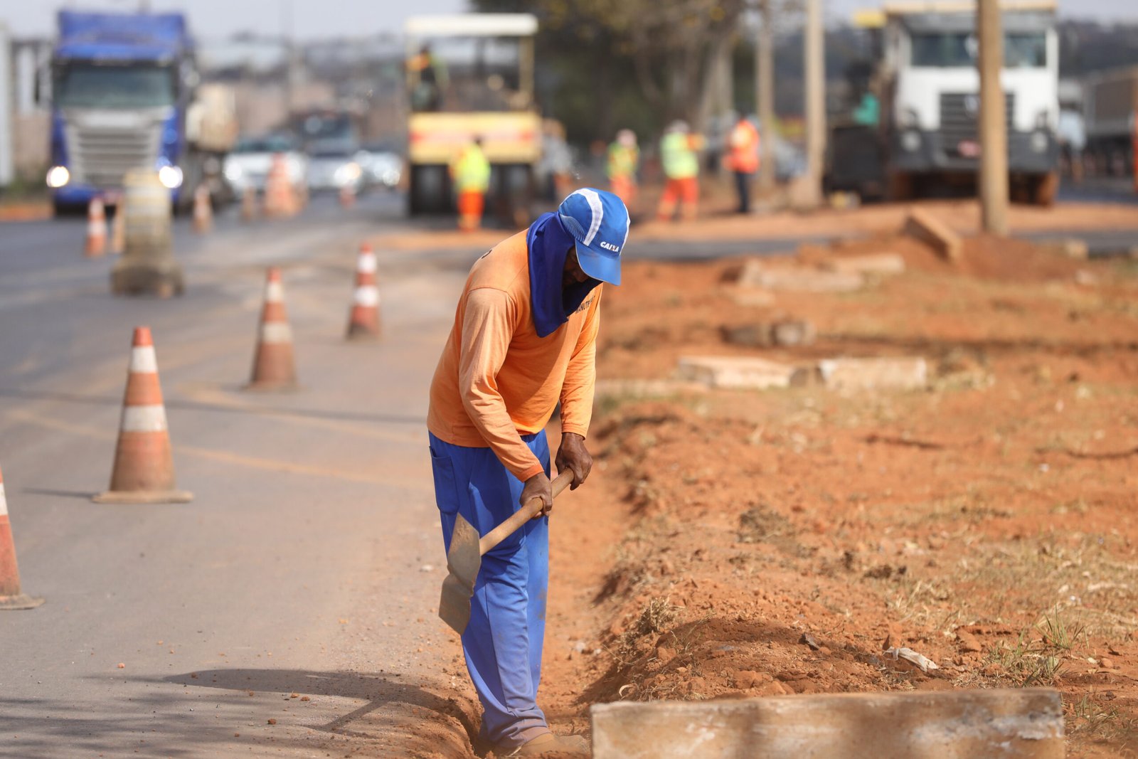 Trabalhador em obra viária no Distrito Federal, em fotografia de arquivo de 2023.
