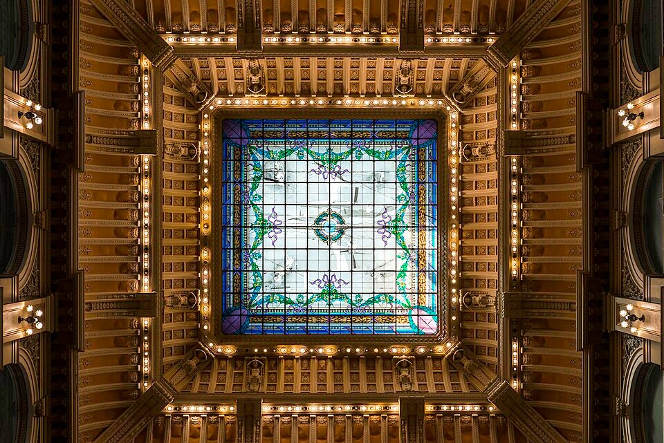 Vista de teto envidraçado e ornamentado da Biblioteca Nacional.
