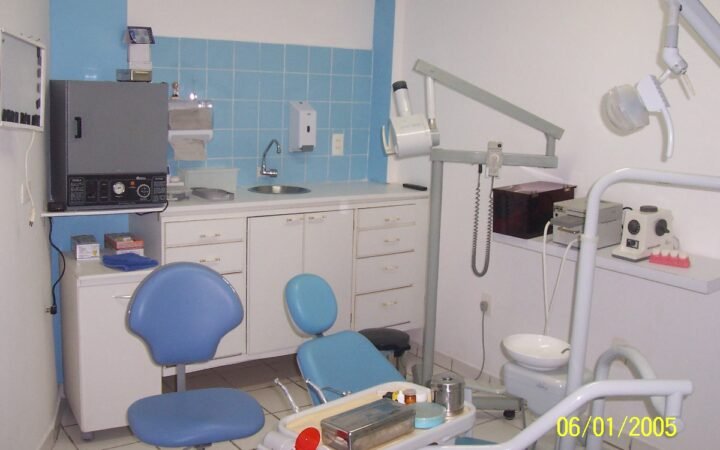 Cadeira, bancada e equipamentos de consultório odontológico vazio, em foto de arquivo de2005.