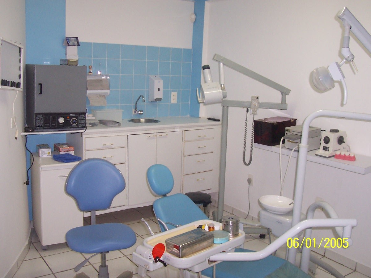 Cadeira, bancada e equipamentos de consultório odontológico vazio, em foto de arquivo de2005.