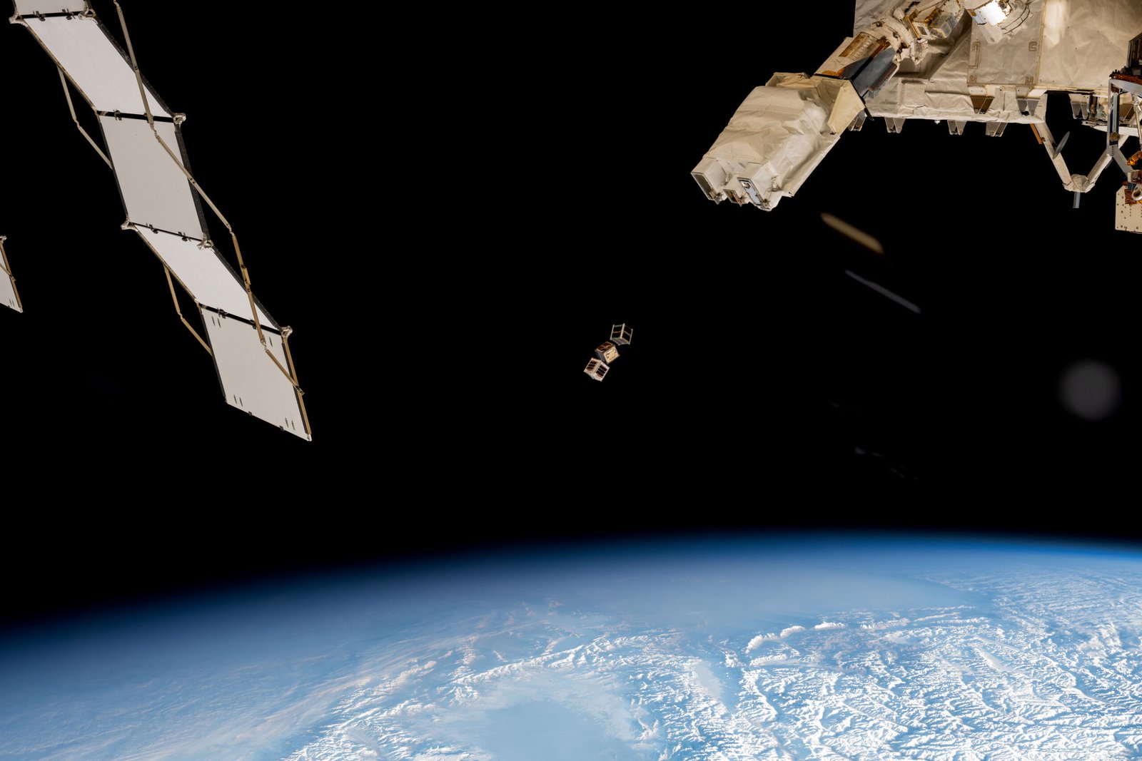 Pequenos satélites vistos do espaço em fotografia de arquivo da NASA.