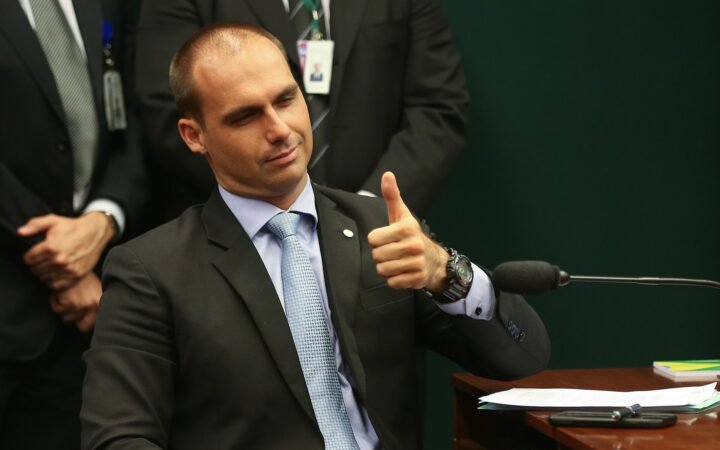 Eduardo Bolsonaro sentado em reunião da Câmara dos Deputados, em fotografia de arquivo de 2017.