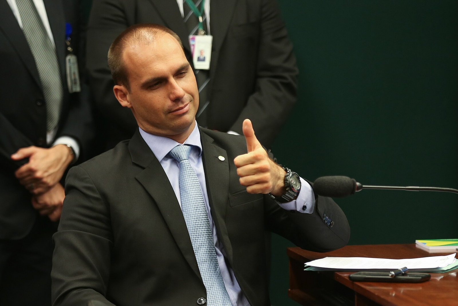 Eduardo Bolsonaro sentado em reunião da Câmara dos Deputados, em fotografia de arquivo de 2017.