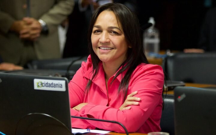 Eliziane Gama sentada à mesa de uma reunião no Senado, em fotografia de arquivo de 2024.