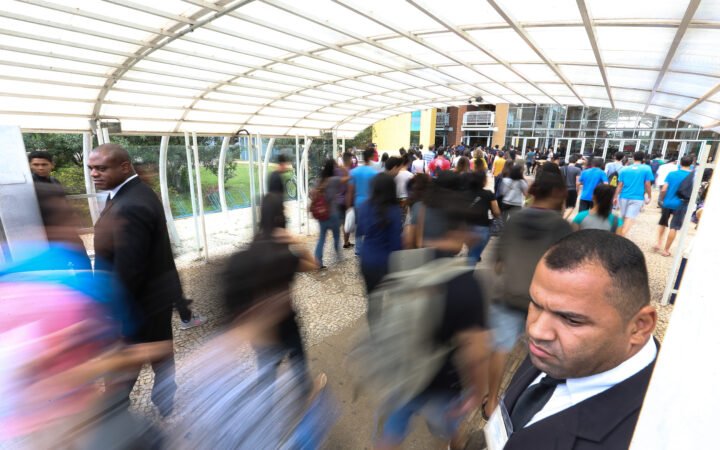 Participantes entram em prédio de aplicação do Enem em Brasília, em novembro de 2017.