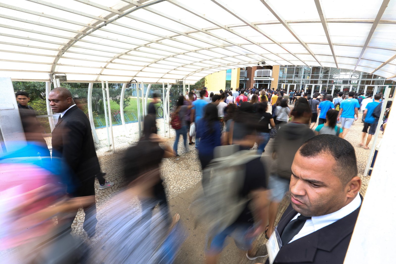 Participantes entram em prédio de aplicação do Enem em Brasília, em novembro de 2017.