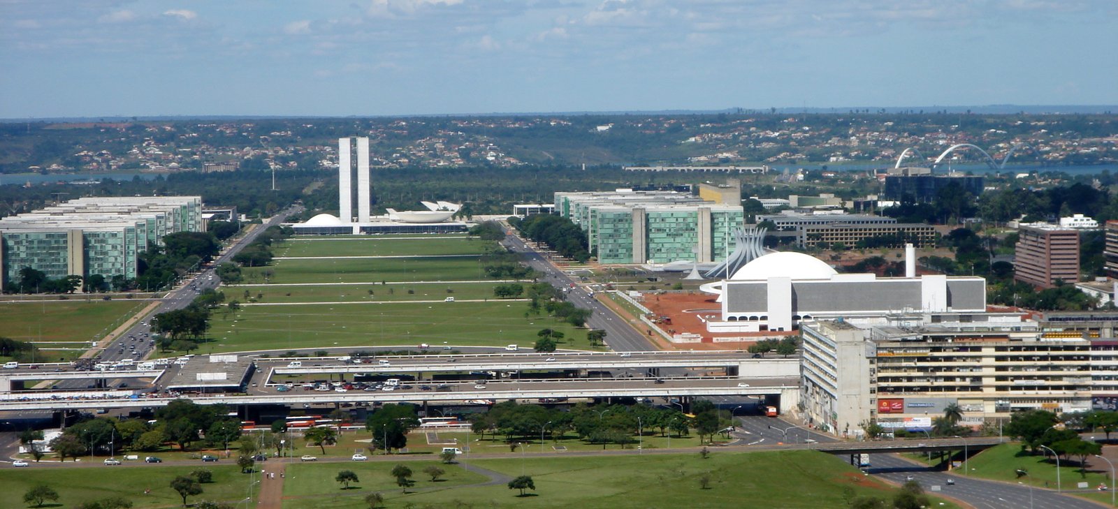 Vista da Esplanada dos Ministérios e do Congresso Nacional em Brasília, em abril de 2006.