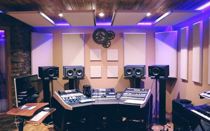 Computadores, monitores de áudio e equipamentos em um estúdio de produção musical, em fotografia de arquivo de 2016.