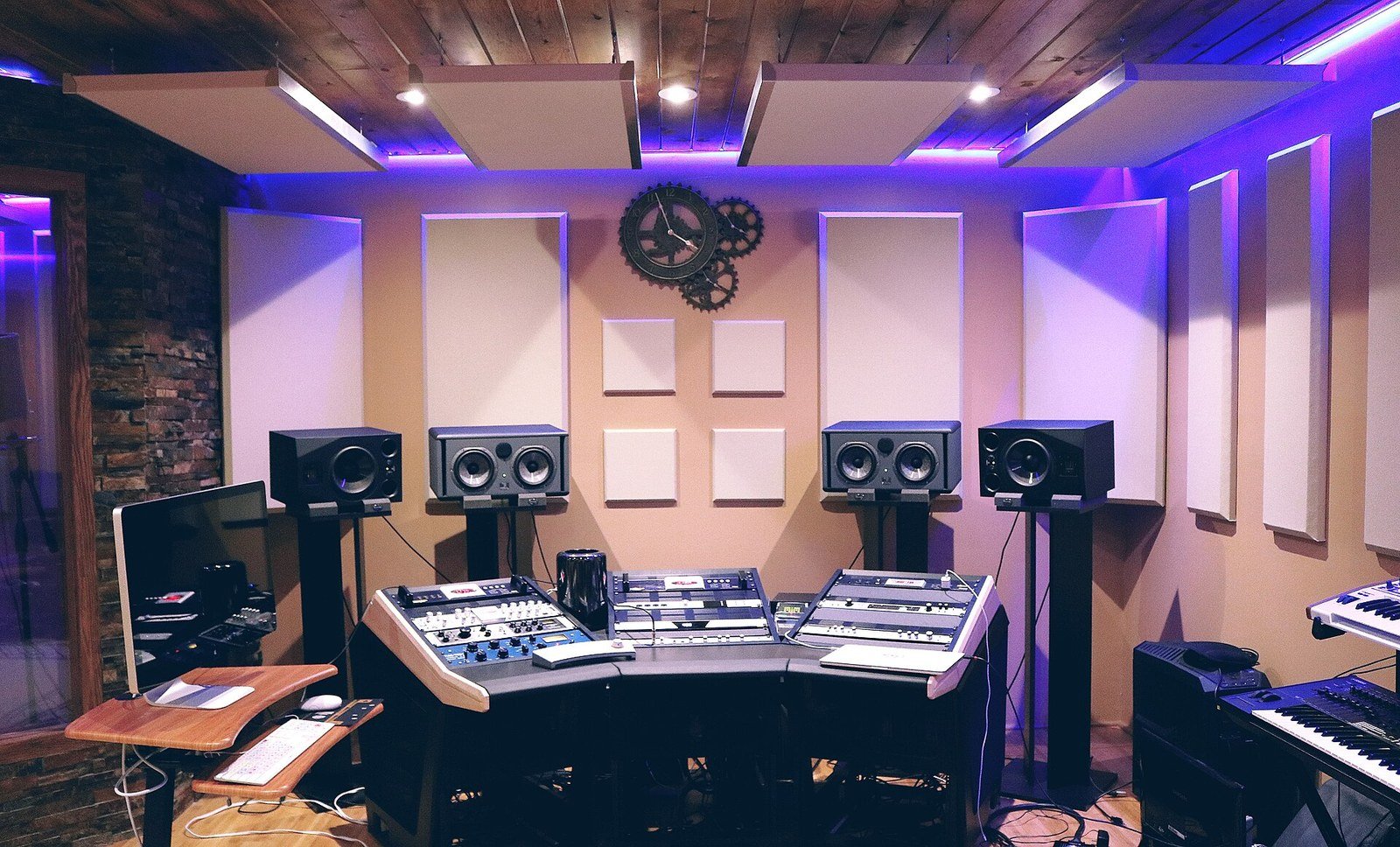 Computadores, monitores de áudio e equipamentos em um estúdio de produção musical, em fotografia de arquivo de 2016.