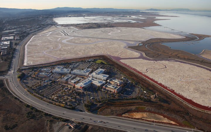 Vista aérea do campus de escritórios do Facebook em Menlo Park e da baía, em 2011.