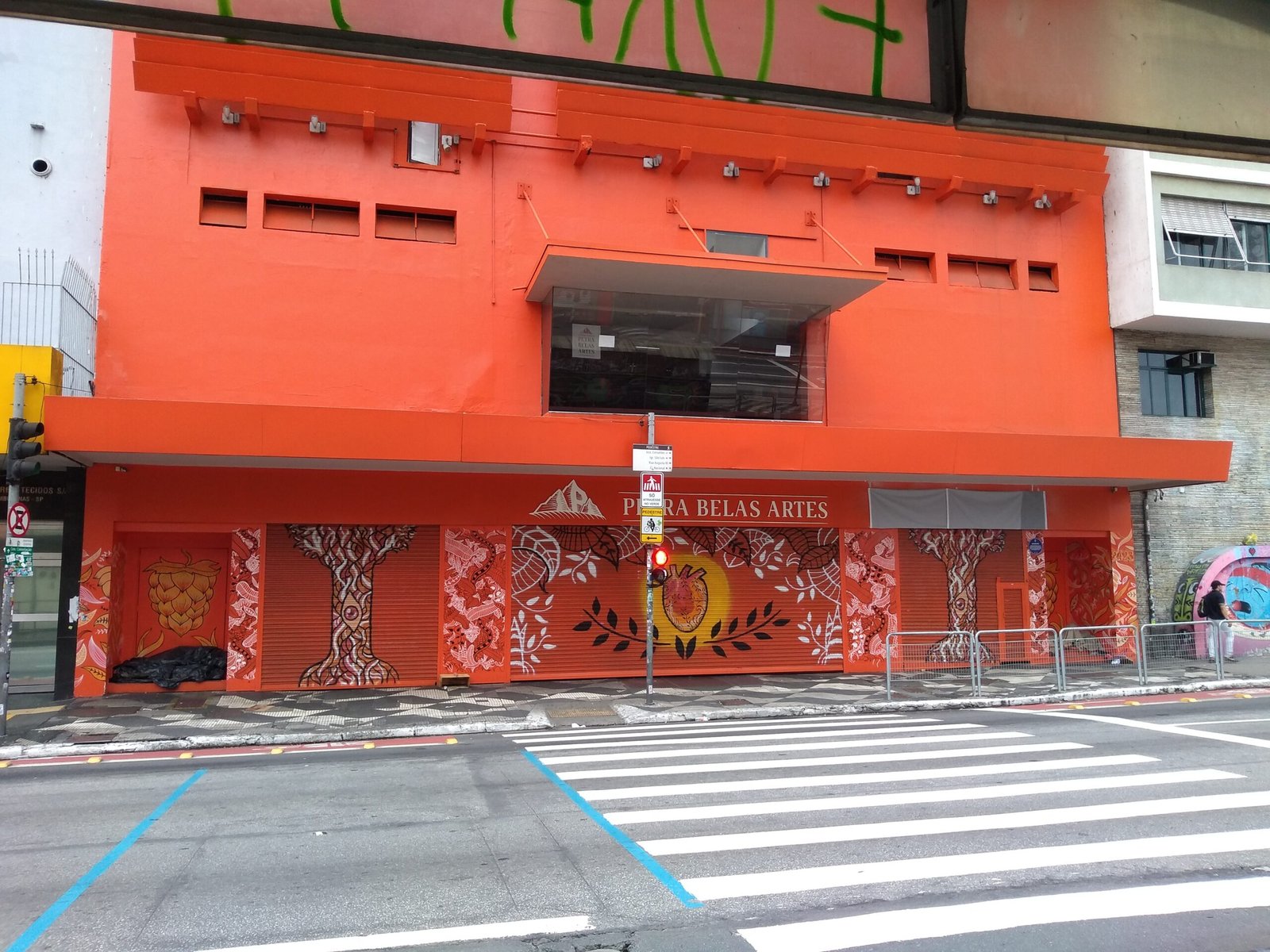 Fachada vermelha do cinema Belas Artes, em São Paulo.