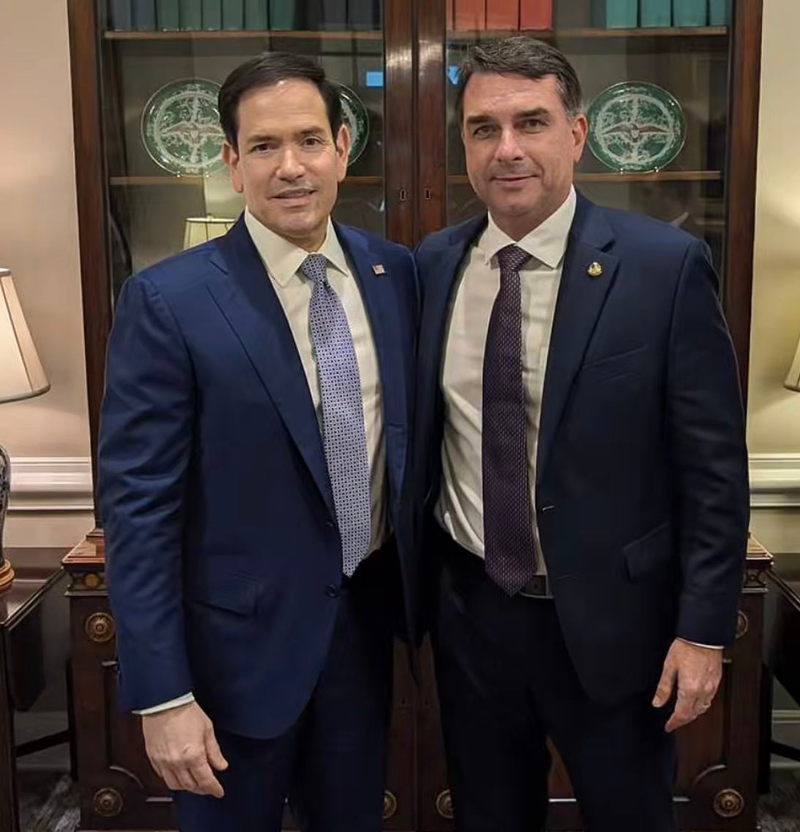 Marco Rubio, à esquerda, e Flávio Bolsonaro posam lado a lado em encontro em Washington, em maio de 2026.