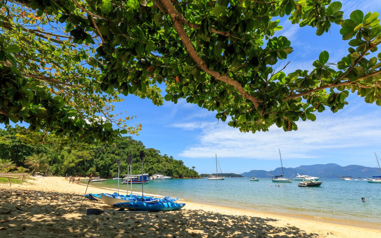 Praia da Ilha da Gipóia, em Angra dos Reis, fotografada em 2017; local diferente dos imóveis citados.