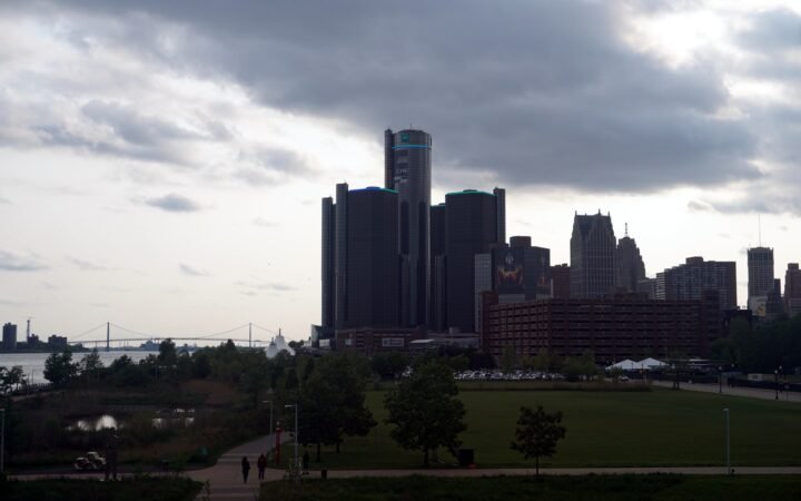 Torres do Renaissance Center, em Detroit, vistas a partir de um parque.