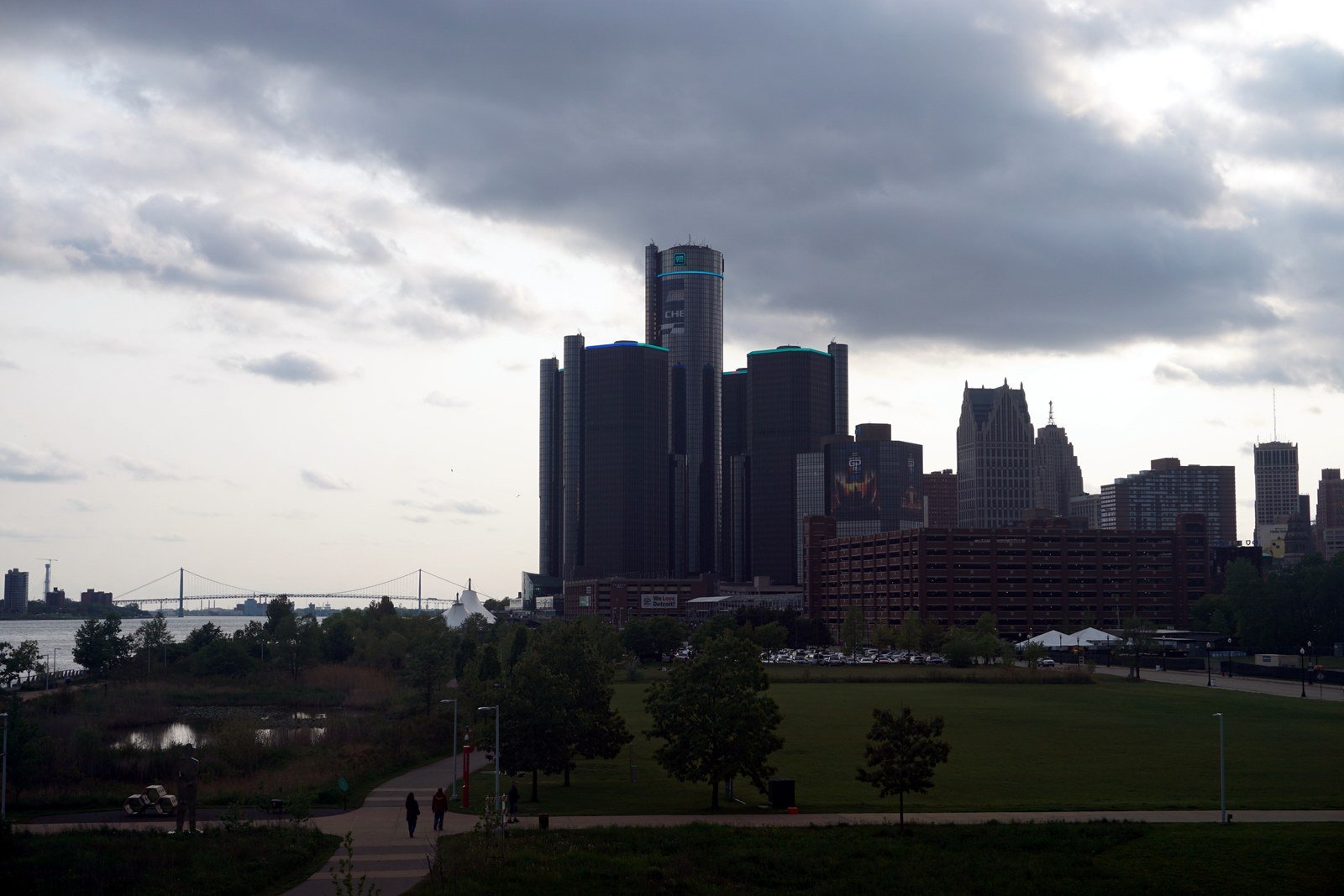 Torres do Renaissance Center, em Detroit, vistas a partir de um parque.